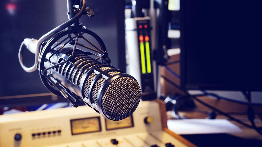 Podcast con video grabado en estudio profesional