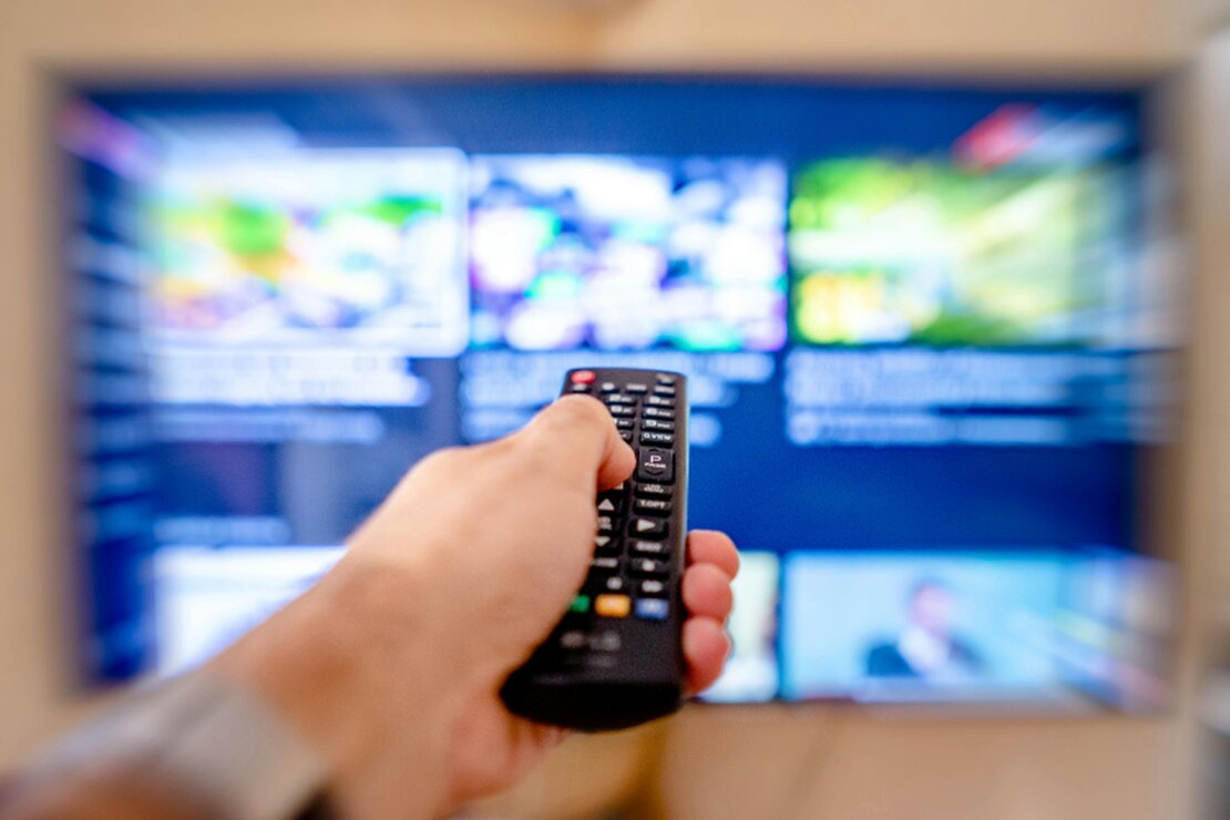 Cámaras y luces en un set de televisión durante una transmisión en vivo