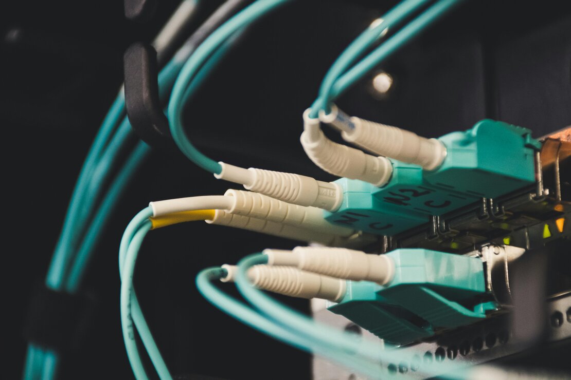 Equipos de video, consola de audio y router de red sobre una mesa de trabajo