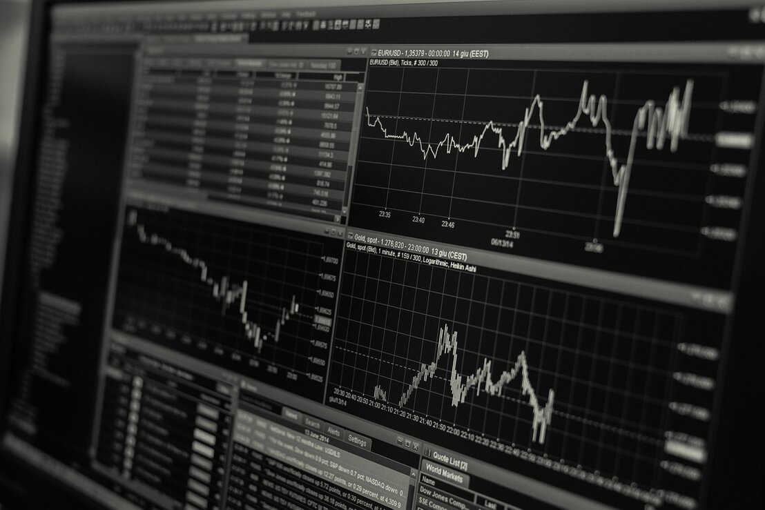 Mesa de trabajo con planificación de proyecto de streaming