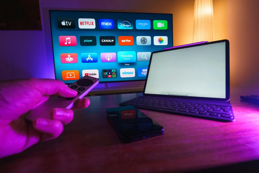 Pantallas mostrando distintas plataformas de streaming